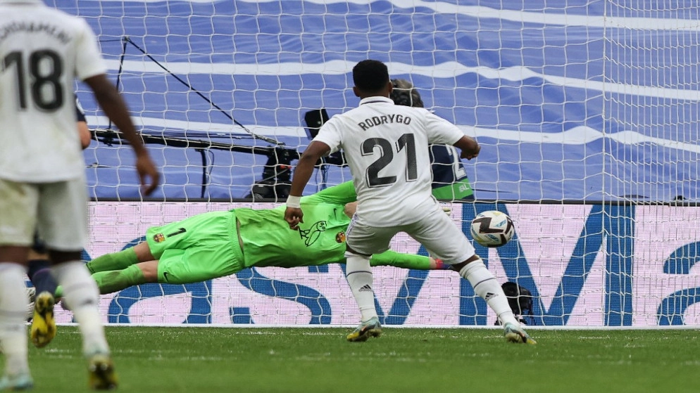 ريال مدريد يتصدر الدوري الإسباني بالفوز 3-1 على برشلونة