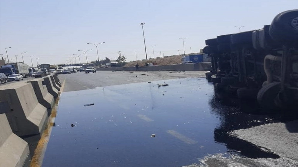 إعادة فتح المسرب الأيمن من طريق المطار بعد إغلاقة إثر تدهور مركبة شحن