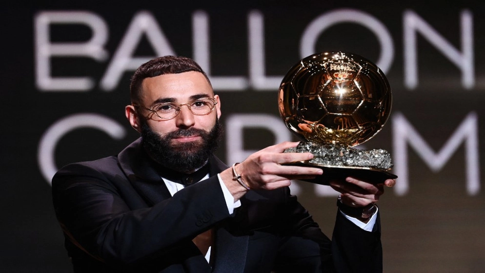 الفرنسي كريم بنزيمة يحرز الكرة الذهبية لأفضل لاعب لعام 2022
