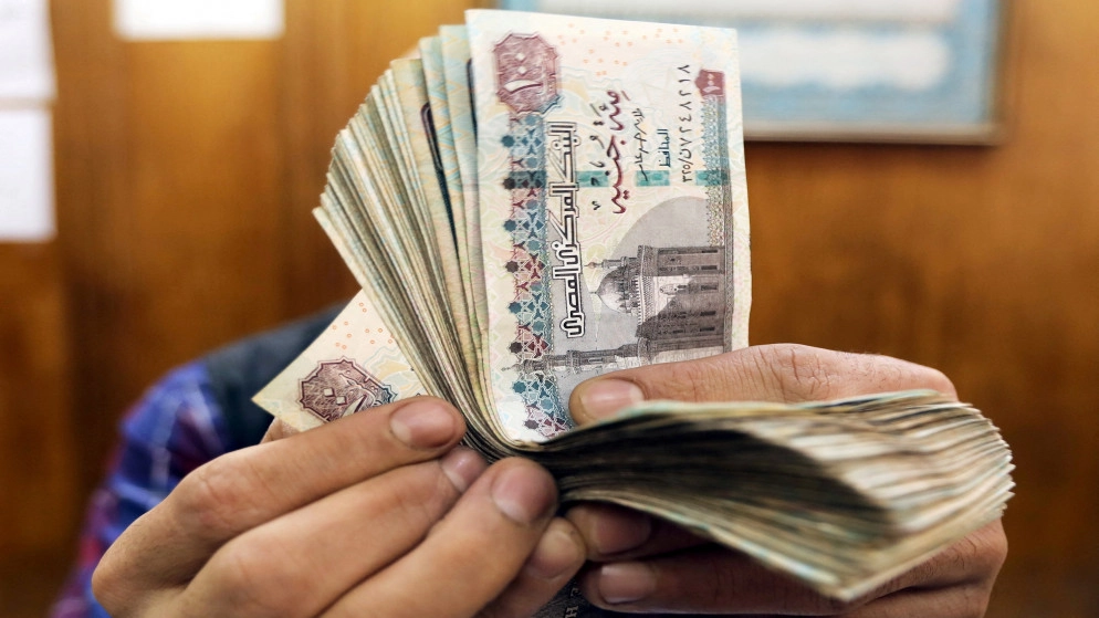 الجنيه المصري يهوي إلى مستوى قياسي بعد رفع أسعار الفائدة 200 نقطة أساس