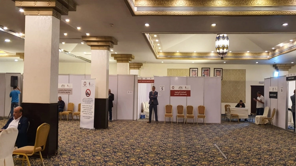 ممارسة الدعاية الانتخابية على مداخل مركز اقتراع صناعة عمّان