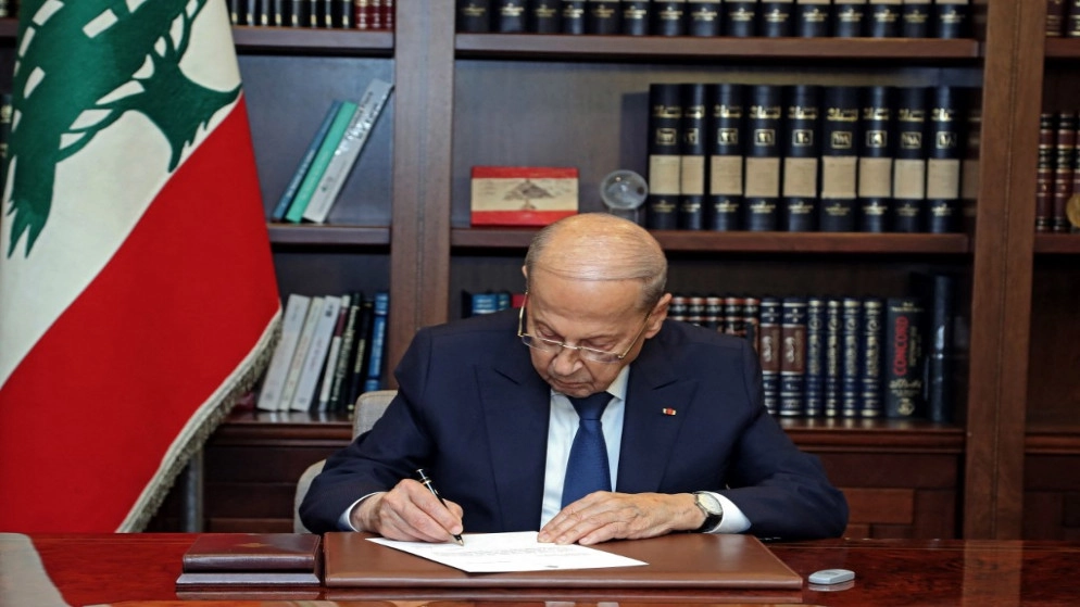 عون يترك منصبه مع تفاقم أزمة لبنان