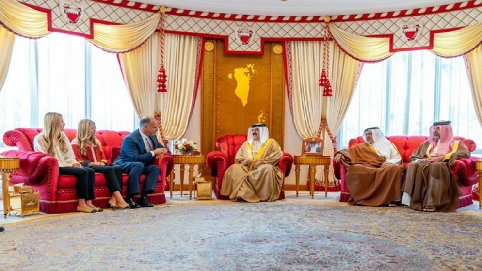 ملك البحرين يستقبل الأمير فيصل بن الحسين