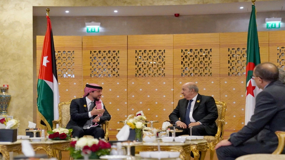 ولي العهد يلتقي الرئيس الجزائري على هامش أعمال القمة العربية