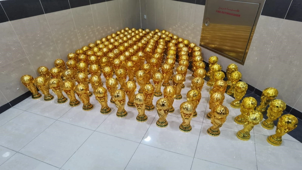 قطر تضبط عشرات الكؤوس المقلدة لجائزة كأس العالم في كرة القدم