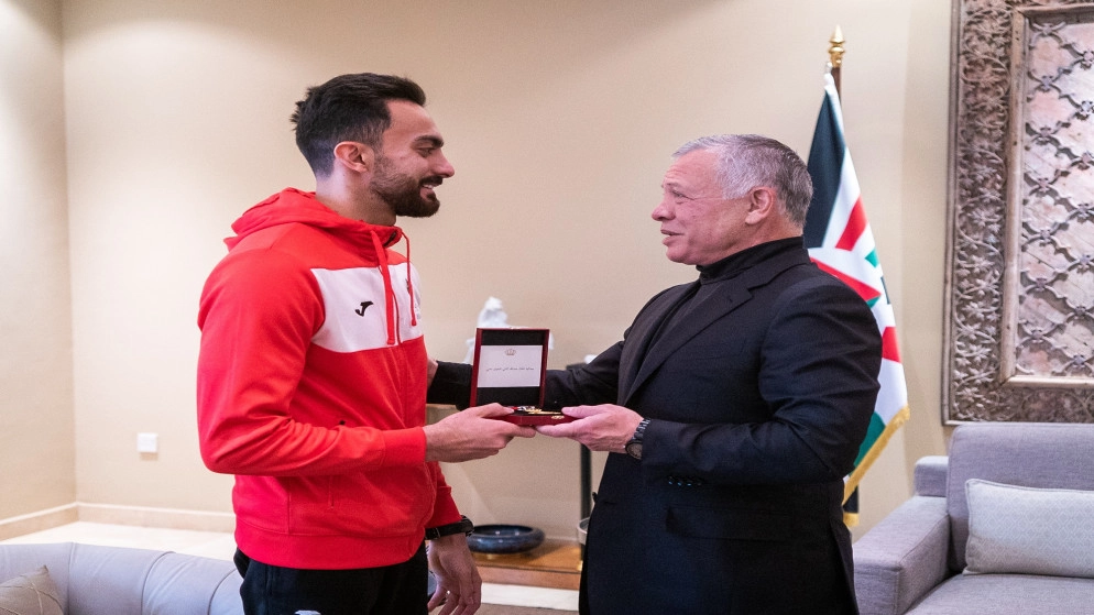 الملك ينعم على لاعب منتخب الجمباز أبو السعود بميدالية الملك عبدالله الثاني للتفوق من الفئة الأولى