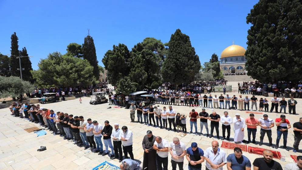60 ألفا يؤدون صلاة الجمعة في المسجد الأقصى
