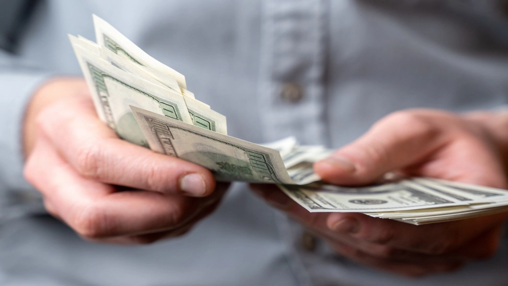 استقرار الدولار مع توخي مجلس الاحتياطي الحذر بشأن التضخم