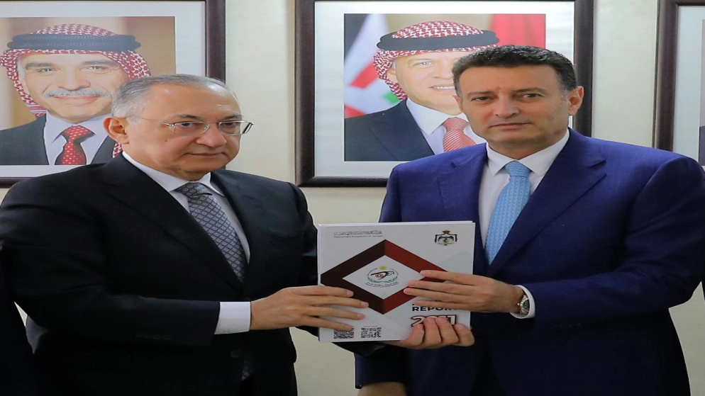 رئيس مجلس النواب يتسلم تقرير هيئة النزاهة ومكافحة الفساد عن العام 2021