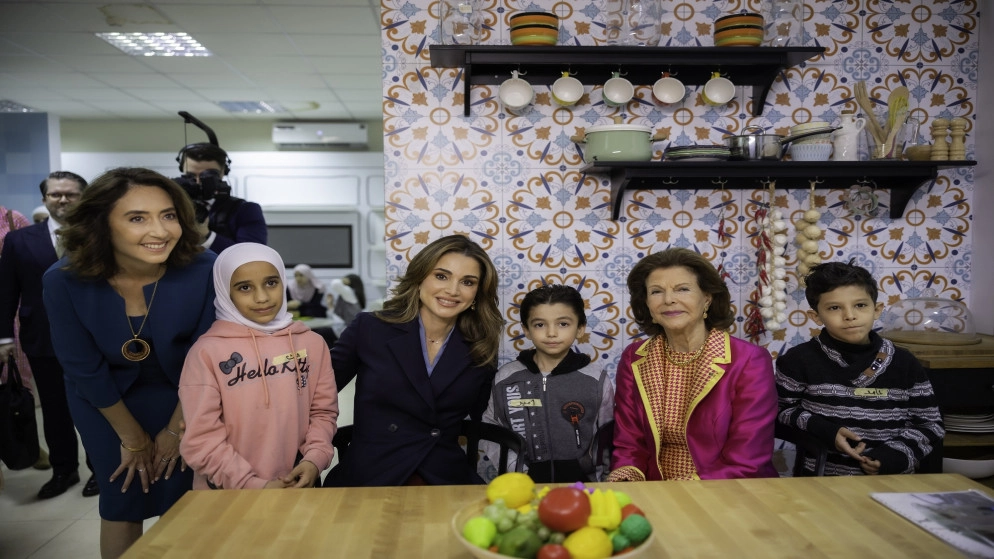 الملكة رانيا تصطحب الملك كارل السادس عشر غوستاف والملكة سيلفيا في زيارة لمركز الأسرة والطفل