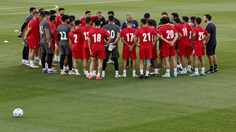 فريق إيران في كأس العالم يوحد صفوفه أمام أسئلة مزعجة