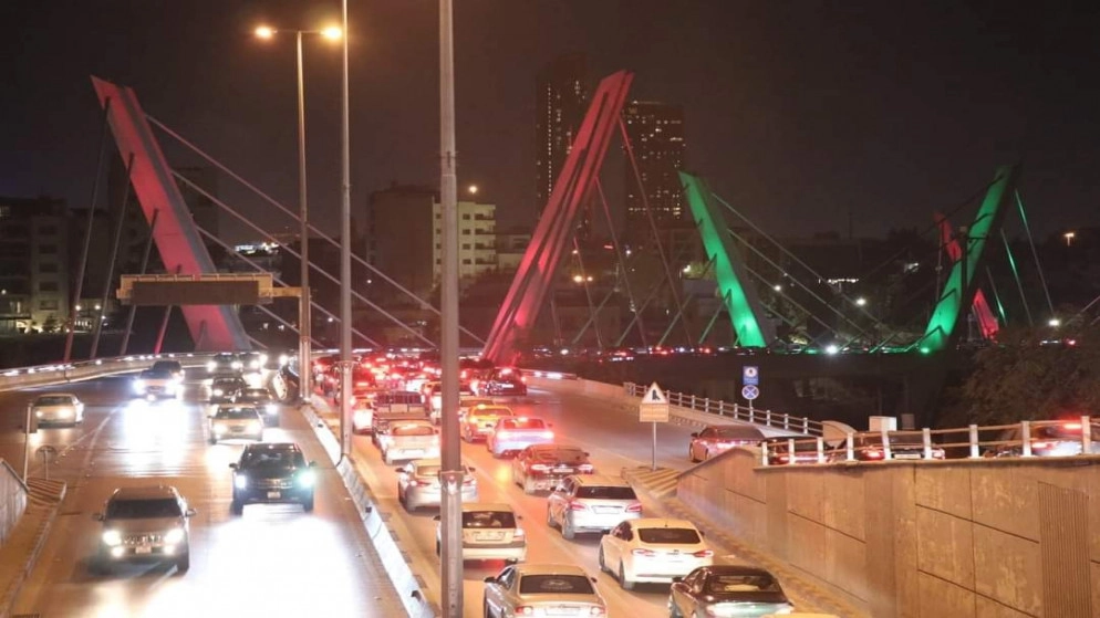 أمانة عمّان تضيء جسر عبدون بألوان العلم المغربي