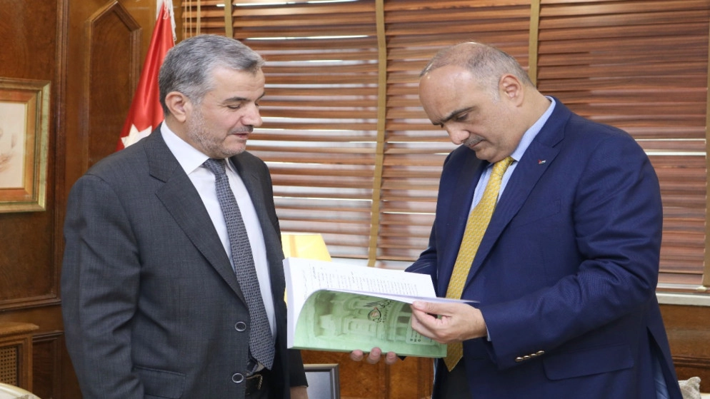 رئيس الوزراء يؤكد التزام الحكومة "بالمحافظة على المال العام من الهدر"