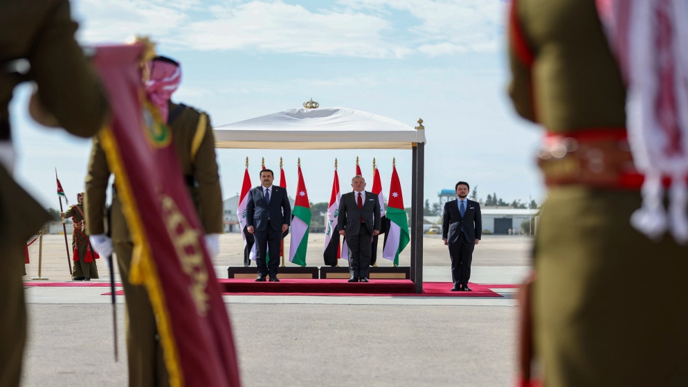 الملك يستقبل رئيس مجلس الوزراء العراقي لدى وصوله عمّان