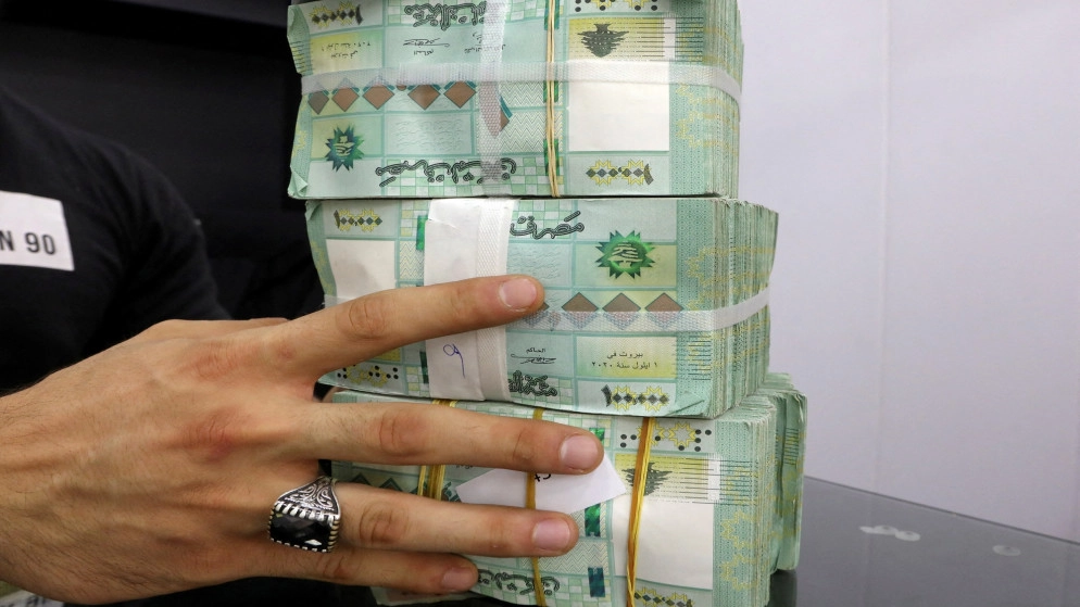 البنك المركزي اللبناني يبدأ باستخدام سعر صرف 15 ألف ليرة للدولار من أول شباط