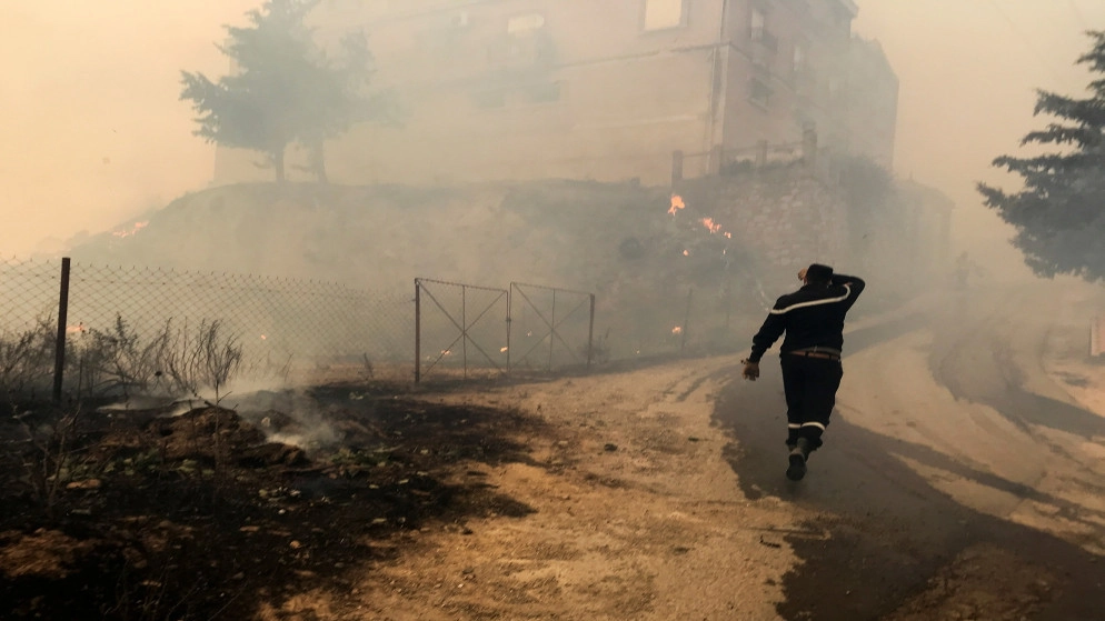 الجزائر تحكم على 48 بالإعدام بعد إدانتهم بقتل فنان اتهموه بإشعال حرائق غابات