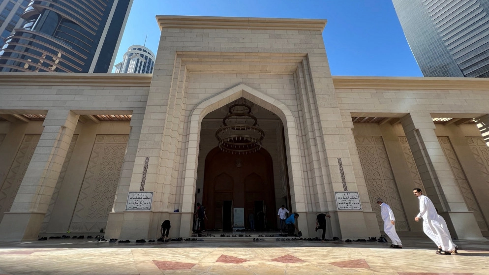 الجماهير تصلي الجمعة في أول كأس للعالم في بلد مسلم