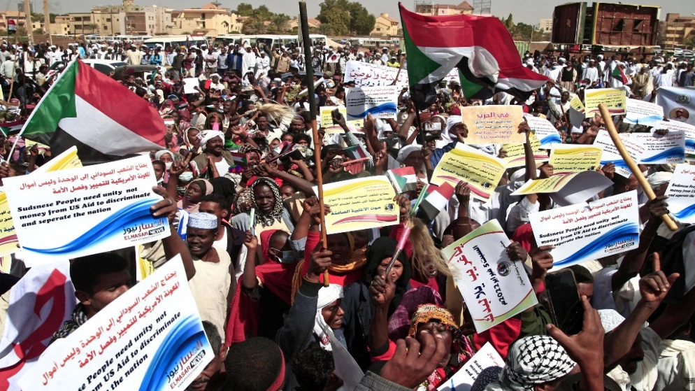 الشرطة السودانية تطلق الغاز المسيل لتفريق تظاهرات ضد الانقلاب العسكري