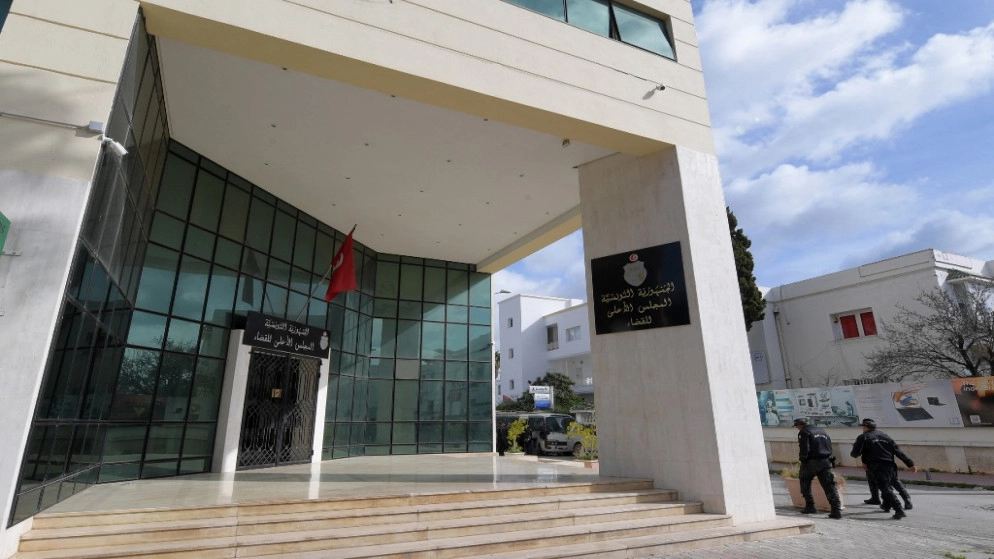 قضاة تونسيون ينفذون إضرابا بعد حلّ الرئيس المجلس الأعلى للقضاء