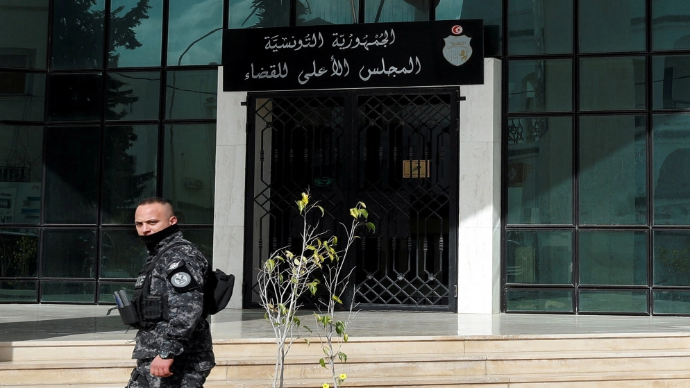 رئيس تونس يعتزم وضع هيئة مؤقتة للمجلس الأعلى للقضاء ويرفض الانتقادات الخارجية