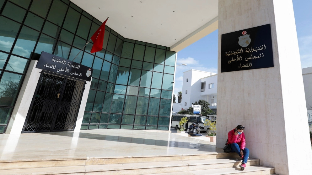 الرئيس التونسي يعلن حل المجلس الأعلى للقضاء