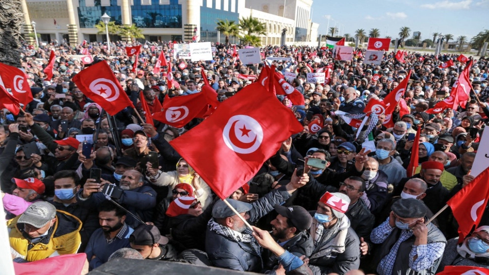 تونسيون يتظاهرون احتجاجا على توسيع سعيّد صلاحياته على حساب القضاء