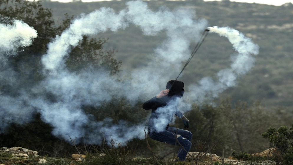 إصابة عشرات الفلسطينيين في مواجهات مع قوات الاحتلال الإسرائيلي جنوبي نابلس