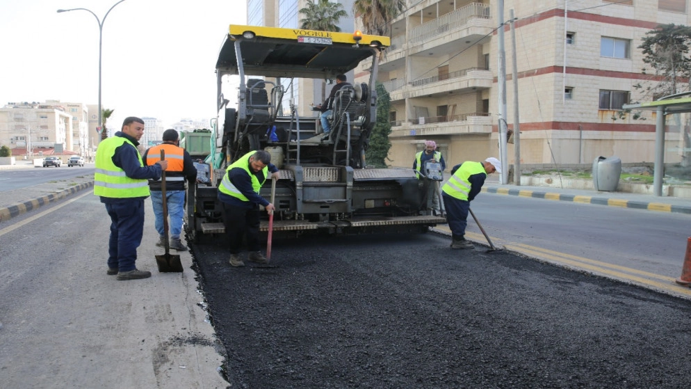 أمانة عمّان تنفذ أعمال تعبيد وصيانة لشوارع رئيسية في العاصمة