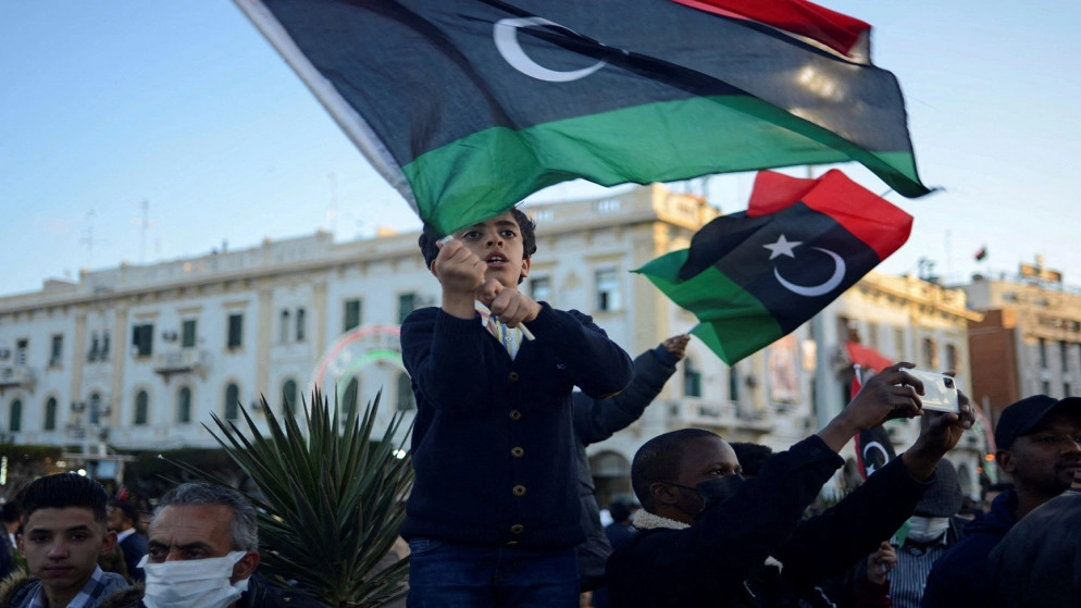 رئيس الحكومة الليبية المؤقتة يواجه محاولة لإبعاده بإعلان خطط للإنفاق
