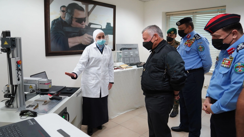 الملك يزور إدارة المختبرات والأدلة الجرمية ويثني على جهودها
