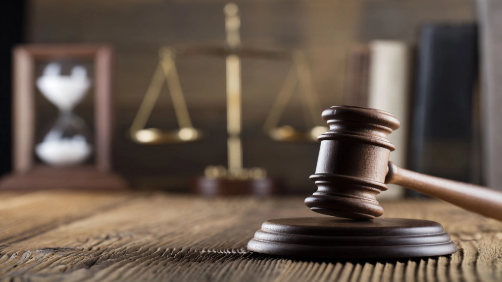 "جنايات السلط" تسجن 13 شخصا 7 سنوات أضرموا النار بمنزل ومركبات