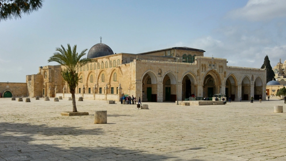 تجديد فرش مسجدي قبة الصخرة والقبلي في المسجد الأقصى يمتد على مساحة 7 آلاف متر مربع