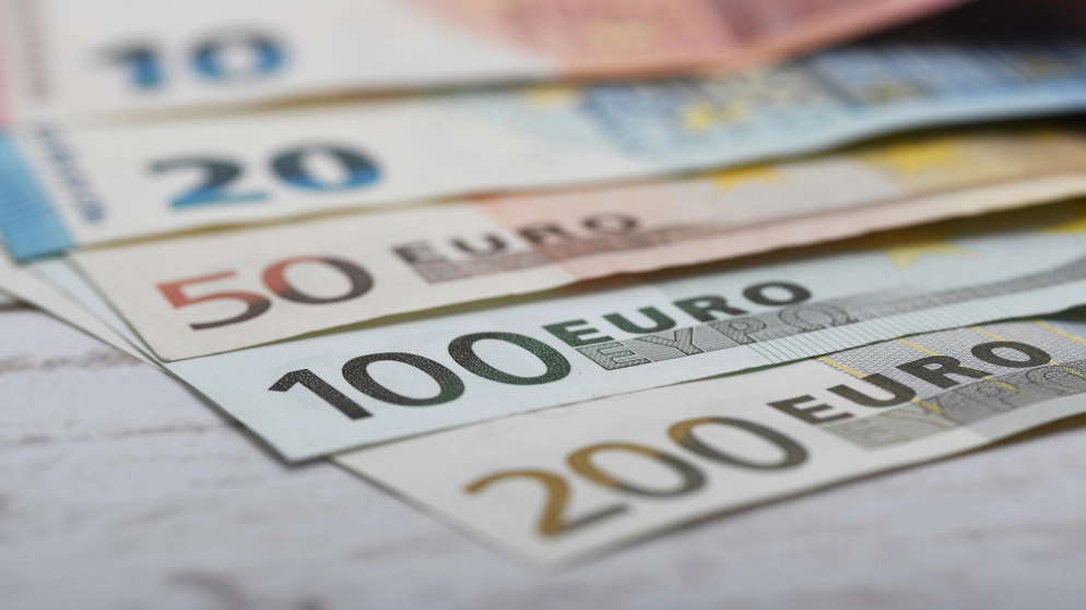 اليورو يتراجع إلى ما دون 1.10 دولار للمرة الأولى منذ 2020