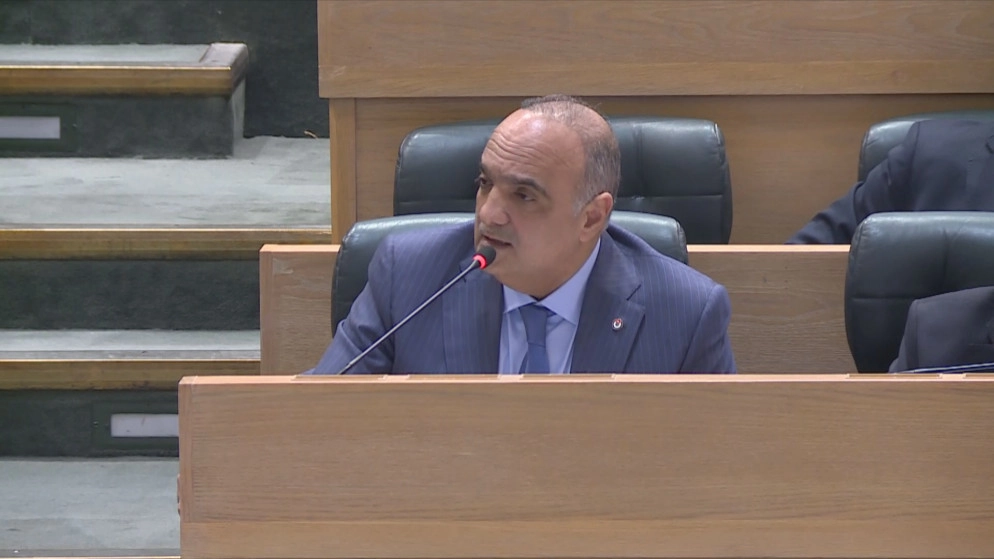 رئيس الوزراء: الحكومة ستؤمن فورا المخصصات المالية لشمول جميع المتقدمين للمنح والقروض