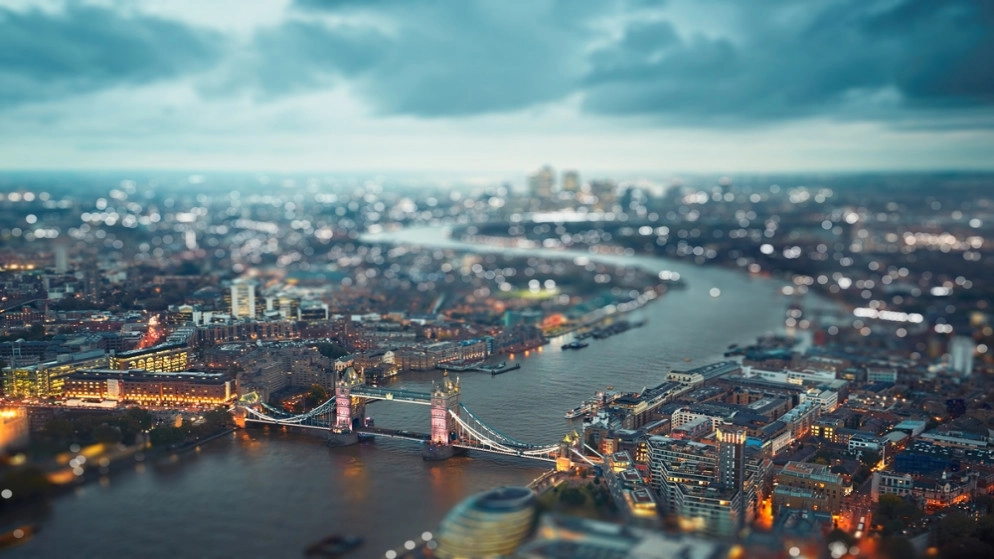 من النفايات في بريطانيا تولد التصاميم ومستحضرات التجميل