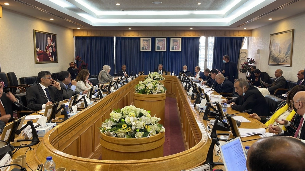 "قانونية الأعيان" تخالف النواب بشأن مهلة توفيق أوضاع الأحزاب