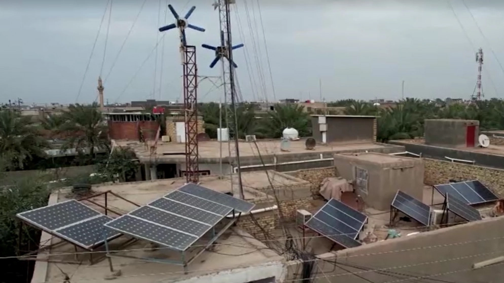 عراقي يستغني عن شبكة الكهرباء الحكومية باستخدام ألواح شمسية وطاحونة
