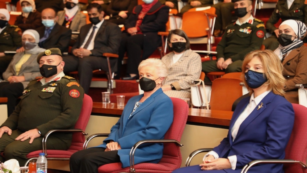 الأميرة منى الحسين تكرم ممرضات عملن في مواجهة الجائحة
