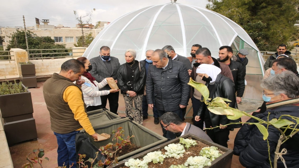 رئيس لجنة أمانة عمّان يطلق مشروع زراعة الأسطح الخضراء