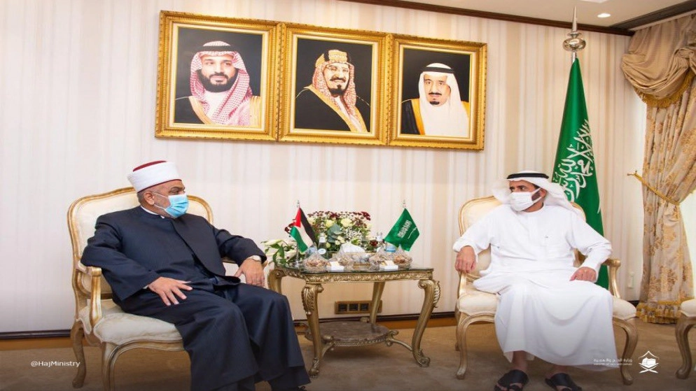 وزير الأوقاف يبحث في جدة أوجه التعاون في مجالات الحج والعمرة