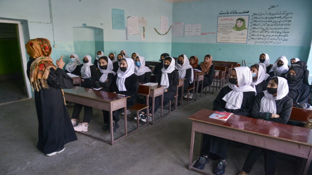 طالبان تأمر بإغلاق مدارس الفتيات الثانوية في أفغانستان بعد ساعات من إعادة فتحها
