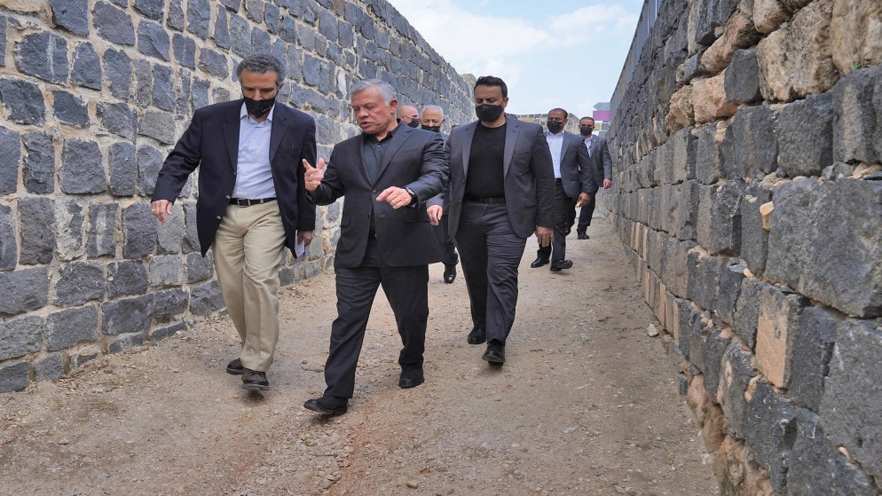 الملك يطلع على أعمال ترميم تُنفذ في موقع أم قيس الأثري