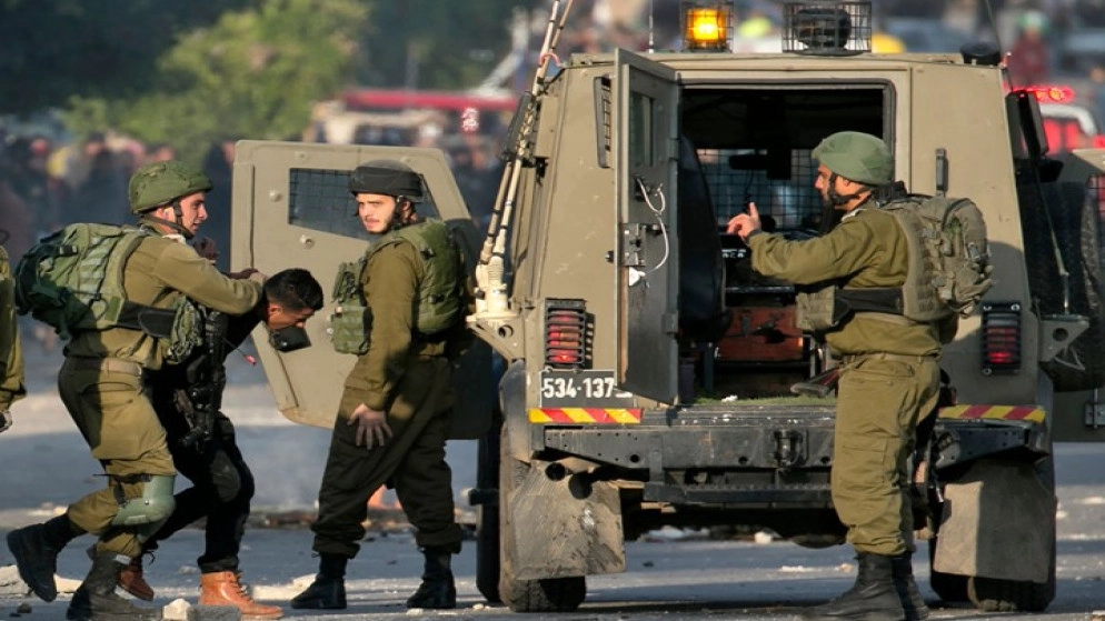الاحتلال الإسرائيلي يعتقل 12 فلسطينيا من الضفة الغربية المحتلة