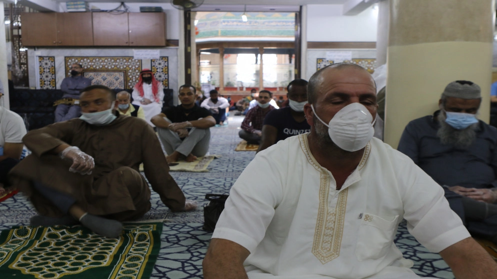 وزارة الأوقاف "تراقب" التزام المصلين بارتداء الكمامة داخل المساجد