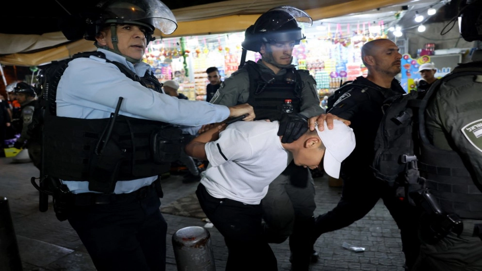 قوات الاحتلال الإسرائيلي تعتدي على فلسطينيين في منطقة باب العامود