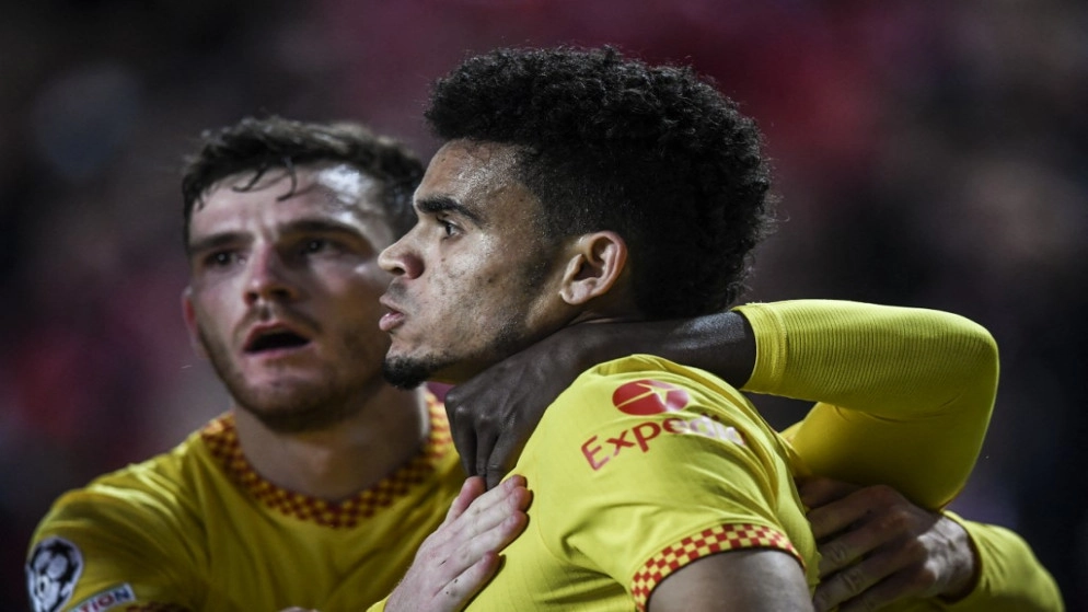 ليفربول يضع قدما في المربع الذهبي بفوزه 3-1 على بنفيكا