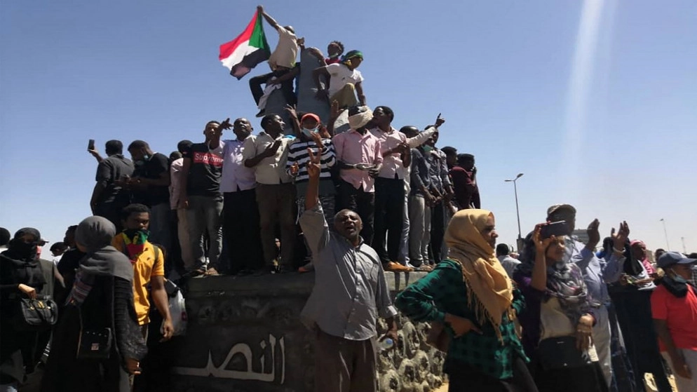 مسعفون: مقتل متظاهر بالرصاص خلال مظاهرات في ذكرى الاعتصام للإطاحة بالبشير