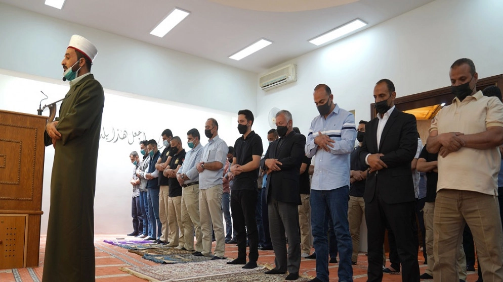 الملك وولي العهد يؤديان صلاة الجمعة الأولى من شهر رمضان في مسجد بالعقبة