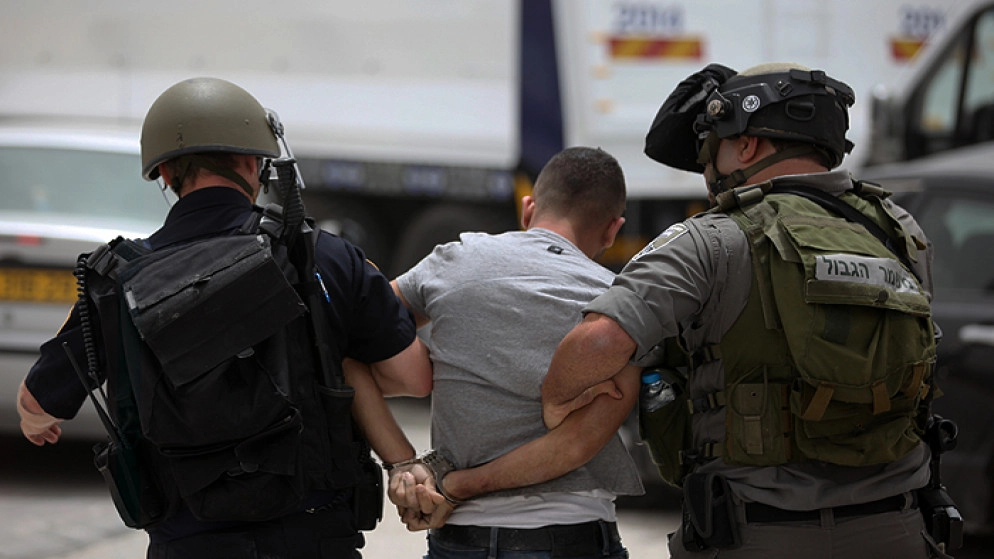 الاحتلال الإسرائيلي يعتقل 17 فلسطينيا من الضفة الغربية المحتلة