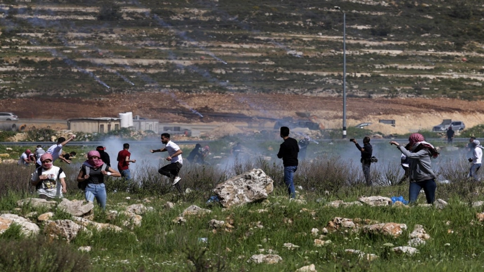 مواجهات بين قوات الاحتلال الإسرائيلي وفلسطينيين في مناطق في الضفة الغربية المحتلة